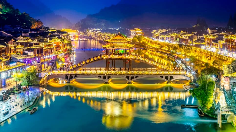 Phượng Hoàng Cổ Trấn về đêm