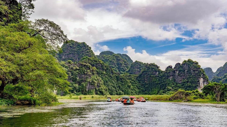 Lên thuyền xuôi dòng khám phá Tràng An