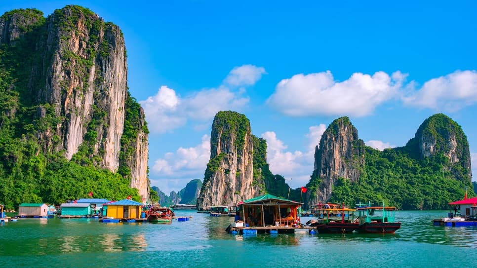 Khung cảnh tuyệt đẹp tại Vịnh Hạ Long