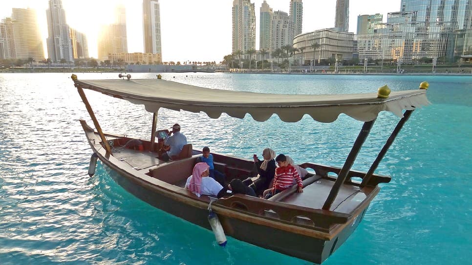 Taxi nước qua vịnh Dubai