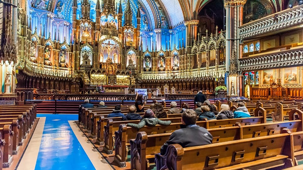 Không gian lung linh bên trong Nhà thờ Notre-Dame