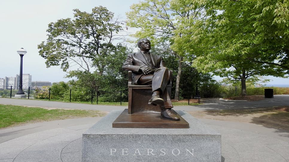 Tượng đài tưởng niệm Thủ tướng Lester B. Pearson