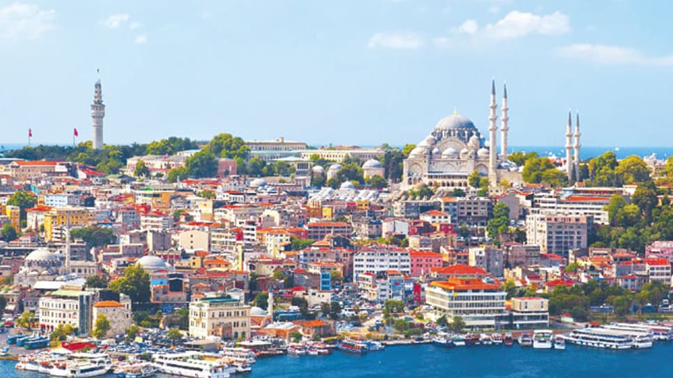Ngắm nhìn toàn cảnh thành phố Istanbul từ trên thuyền