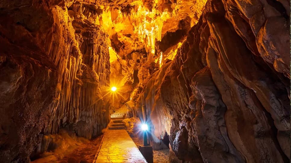 Nguom Ngao Cave