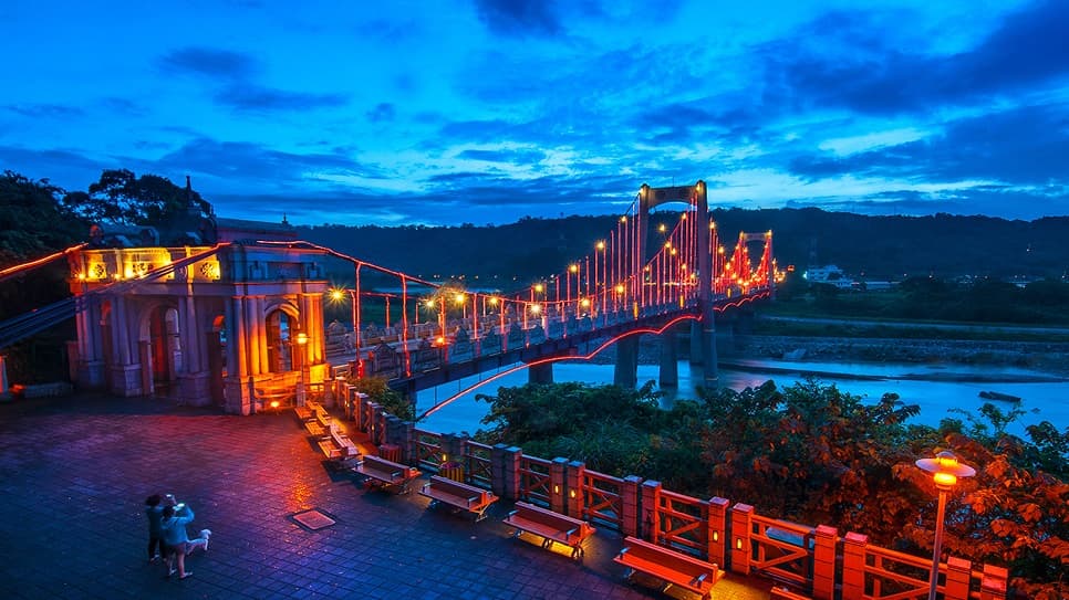 Cầu Đại Khê rực sáng giữa màn đêm, soi bóng xuống dòng sông Đại Hán