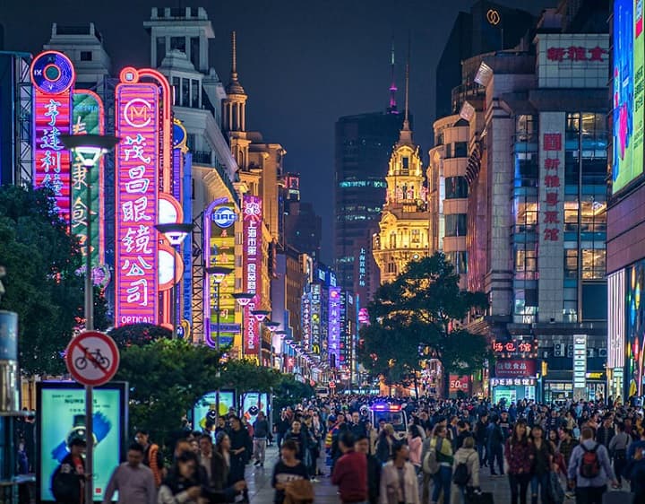 Đại Lộ Nam Kinh sầm uất vào buổi tối