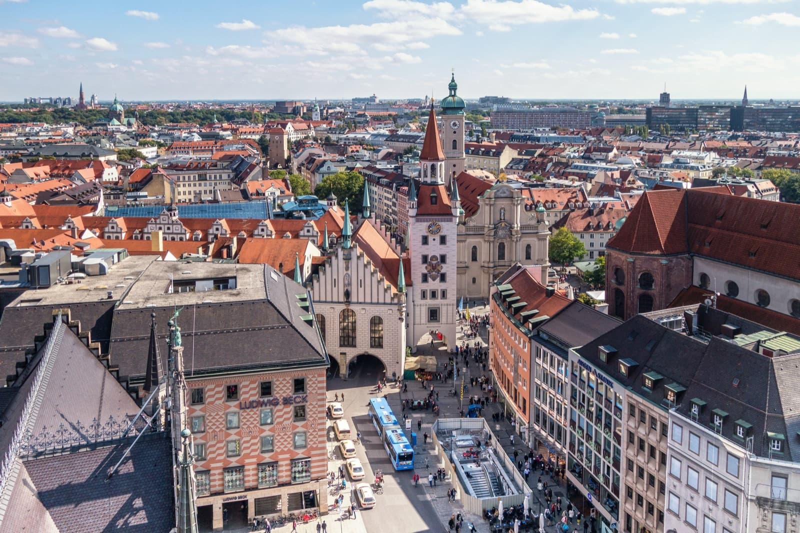 Phố cổ Munich nhìn từ trên cao ngày nắng: Tòa thị chính cổ, mái ngói đỏ và phố đi bộ nhộn nhịp gần quảng trường Marienplatz